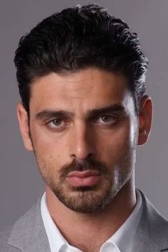 Michele Morrone interpreta Claudio Cavalleri