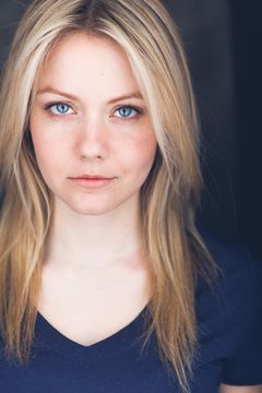 Katie Sagona interpreta Young Kathleen Kelly