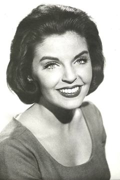 Susan Seaforth Hayes interpreta First Class Flight Attendant (uncredited)