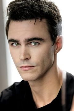 Mason Trueblood interpreta Drake