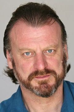 Richard Ashton interpreta John Hutchinson
