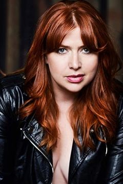 Amber-Kelly Mackereth interpreta Female Dancer