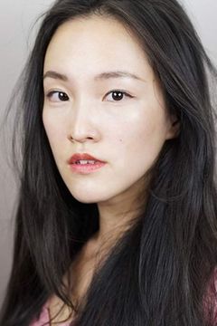 Claire Hsu interpreta Staring Girl