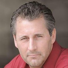 Jay Wilkins interpreta Webber