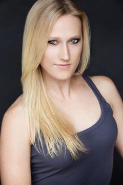 Katelyn Brooke interpreta Kissing Woman (uncredited)