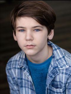 Daniel Hoffman interpreta Spade (uncredited)