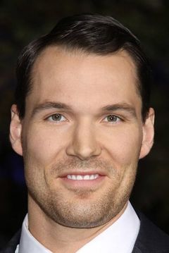 Daniel Cudmore interpreta Burly Smoke Jumper #1