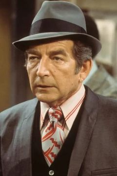 Leonard Stone interpreta Charles