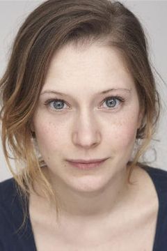 Ophélia Kolb interpreta Une invitée à la fête d'anniversaire