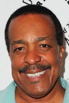 Robert Gossett interpreta Russell Taylor