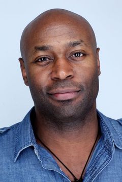 Anslem Richardson interpreta Times Square Cop