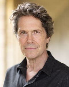 Neil Roberts interpreta Prof Stevens