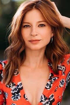 Stacey Farber interpreta Emma