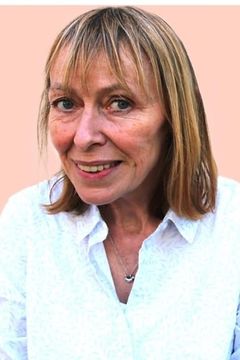 Tilly Vosburgh interpreta Mother of Evacuees