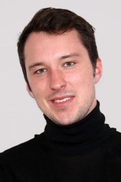 Eli Powers interpreta Susanna's Assistant