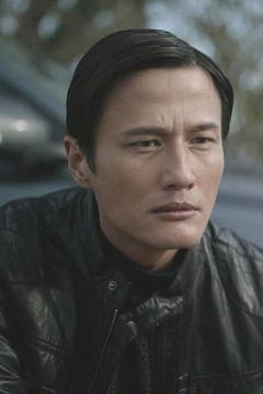 Terence Yin interpreta Max Hung