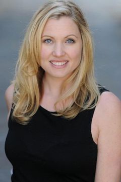 Lindsay Wray interpreta Jennifer Wingo