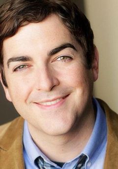 Timothy Dowling interpreta Alek