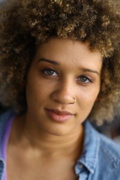 Krystal Tomlin interpreta Bartender #2