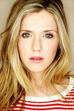 Harriet Dyer interpreta Emily Kass