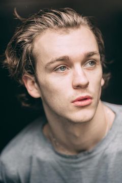 Harry Lawtey interpreta Ilya