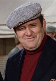 Pat McNamara interpreta Robbie