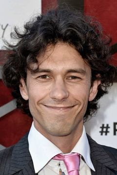 Tom Franco interpreta Mounted Officer (uncredited)
