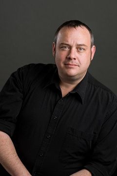 William Kuklis interpreta John Scheele
