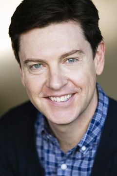Alex Ball interpreta Agent Forrest