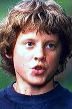 Mikey Holekamp interpreta Young Henry