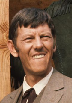 Hoke Howell interpreta Crew Boss