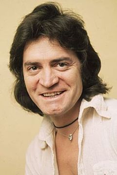 Patrick Mower interpreta André