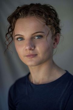 Annie Rose Buckley interpreta Ginty