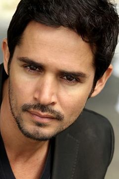 Luis Jose Lopez interpreta Tico