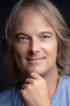 Sebastian Harrison interpreta Jean