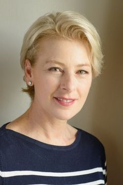 Susan Danford interpreta Command Centre Official
