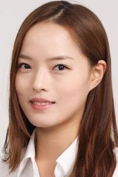 Jeong Ji-young interpreta Reporter in front of cargo