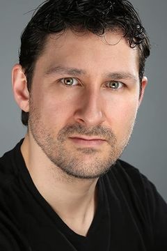 Jason Paul interpreta Dean