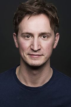 Max Hutchinson interpreta Royal Footman