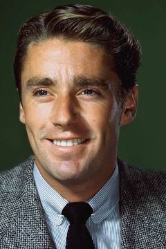 Peter Lawford interpreta Evan Adams III