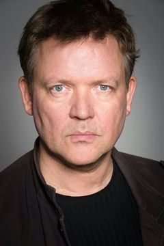 Justus von Dohnányi interpreta Schulrat Henning