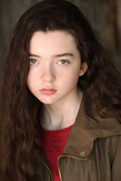 Lila Karp-Ziring interpreta Medieval Background Girl