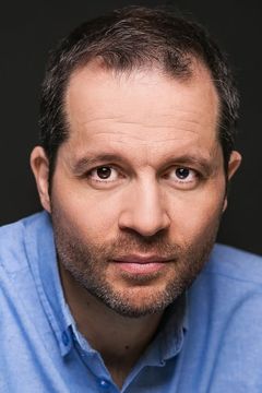 Mohsen El Gharbi interpreta Foreign Reporter #3 (Dutch)