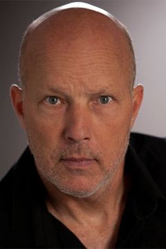 Steve Kelso interpreta Agent