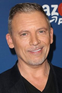 Callum Keith Rennie interpreta Tim