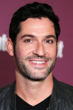 Tom Ellis interpreta T.V. Announcer