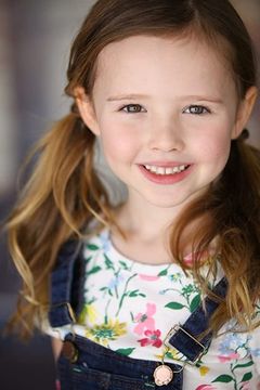 Finley Rose Slater interpreta Zoey