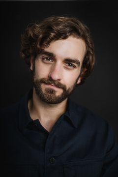 Evan Hengst interpreta Technician (uncredited)