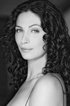 Joanne Kelly interpreta Nadia Ramadan