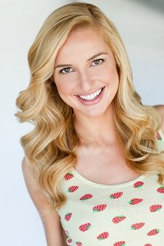 Amy Holt interpreta Woman #1